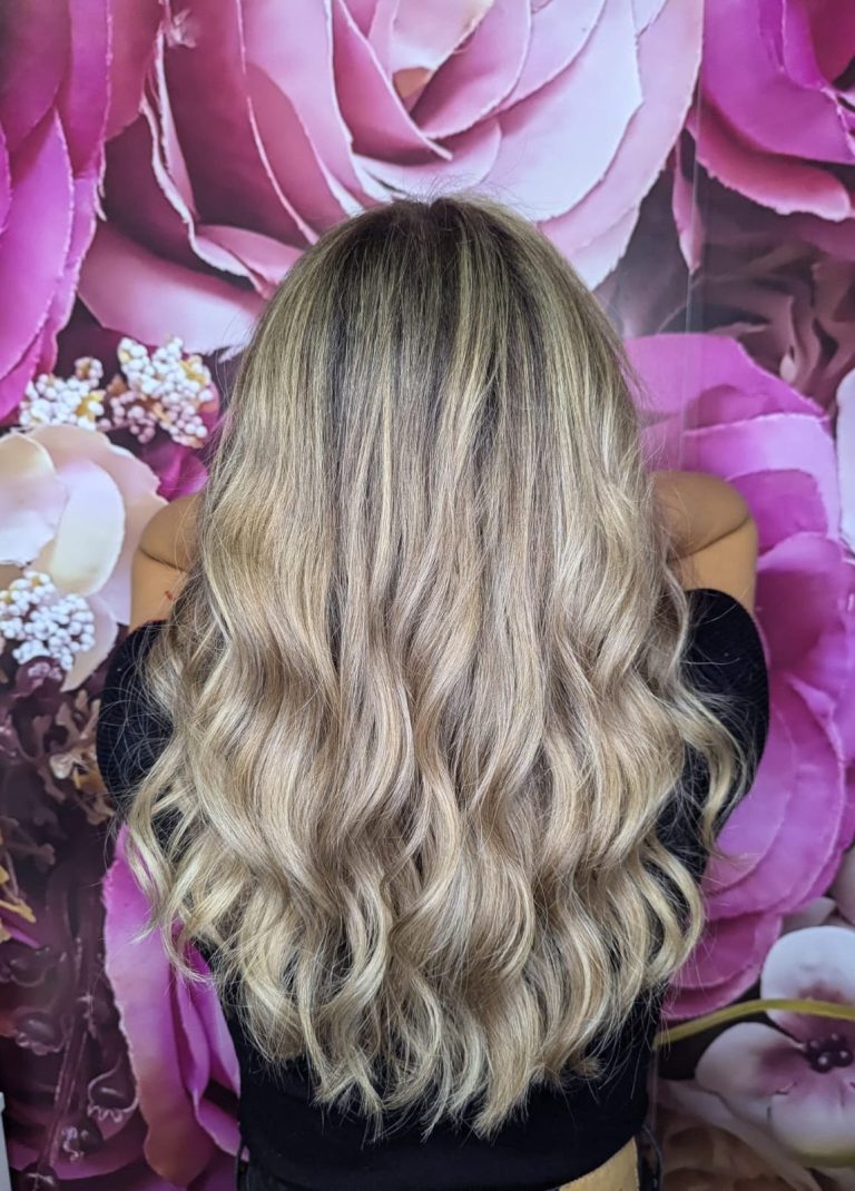 Balayage kose u salonu Angels Novi Sad sa prirodnim prelazom boje, tamnijim korenom i svetlijim krajevima za moderan i negovan izgled. Balayage kose Novi Sad u frizerskom salonu Angels