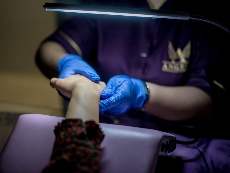 Profesionalni manikir u salonu Angels Novi Sad