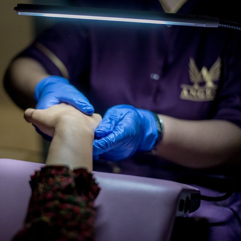 Gel Lak tretman zena u kozmetickom salonu