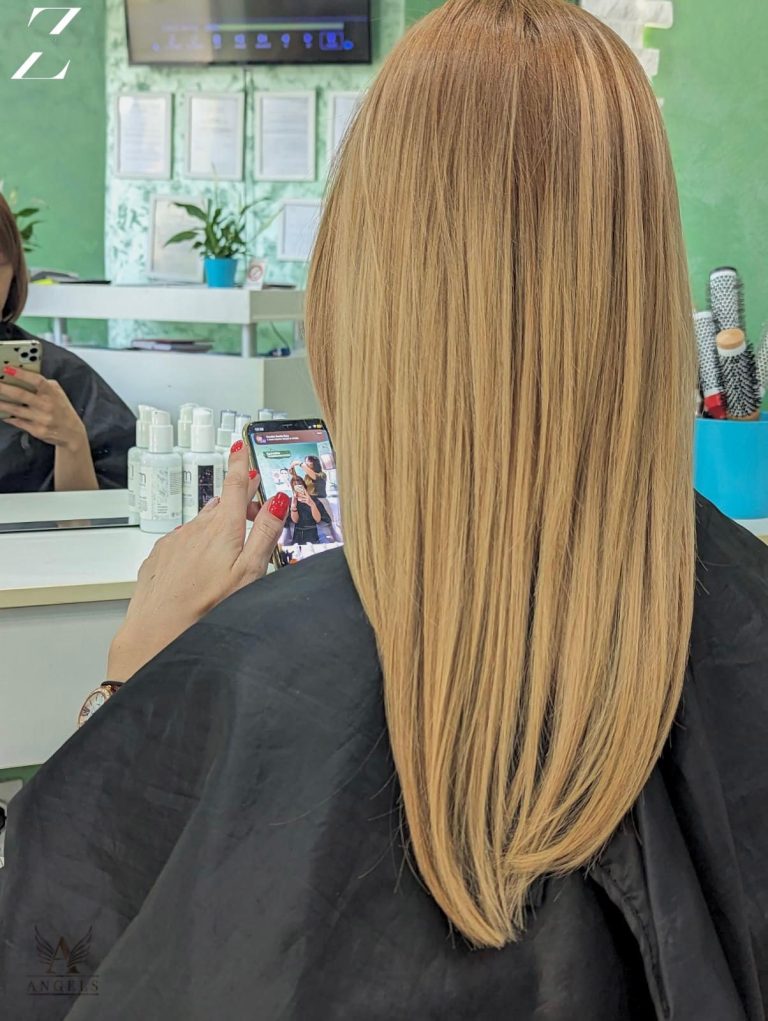 Zensko sisanje kod frizera u kozmetickom salonu