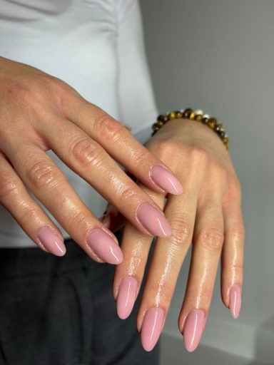 Salon Angels Novi Sad manikir sa elegantnim roze noktima i negovanim rukama