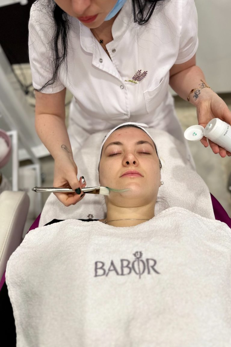 Osoba uživa u profesionalnom tretmanu lica, higijenski tretman lica, sa maskom brenda BABOR u salonu lepote