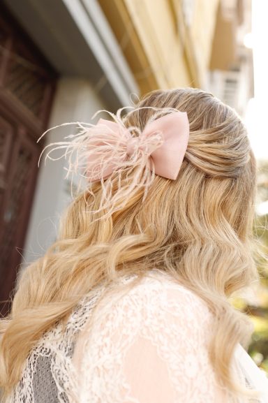 Elegantna svečana frizura sa cvetnim detaljima
