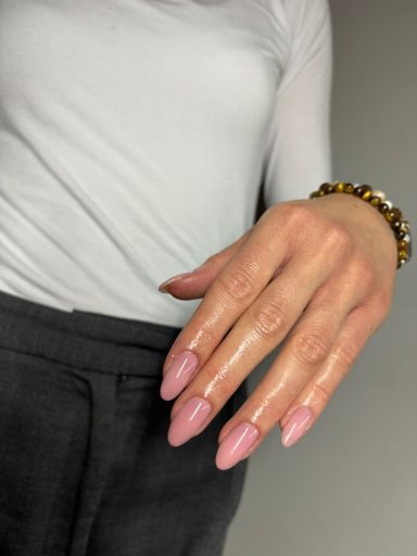 Manikir Novi Sad u salonu Angels sa nežno roze noktima badem oblika