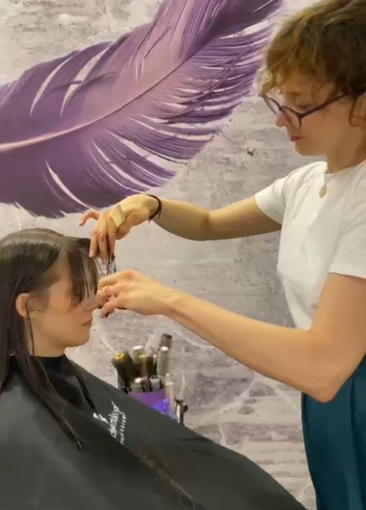 sisanje siski kod frizera u kozmetickom salonu