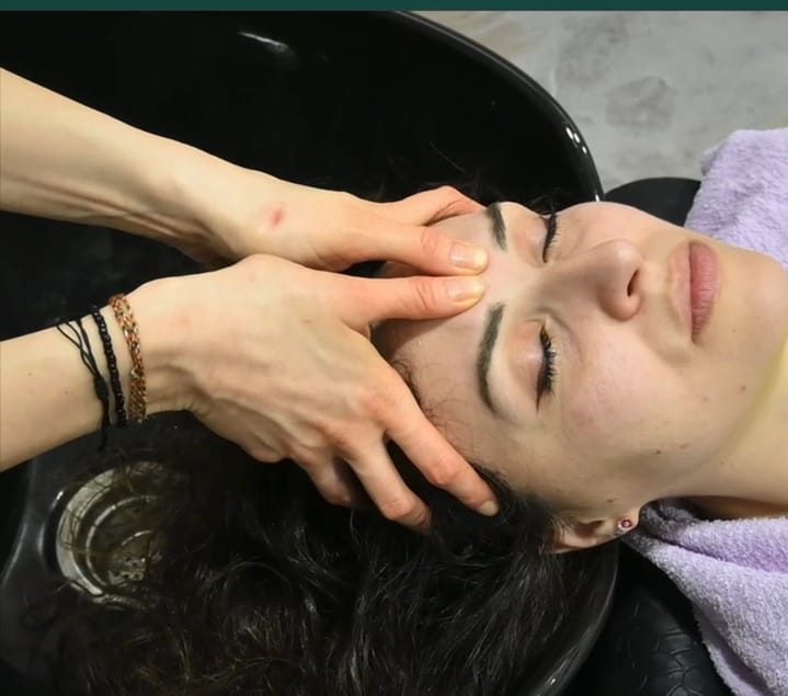 masaza glave kod frizera u kozmetickom salonu